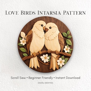 Könnte beinhalten: Ein hölzernes Intarsienmuster mit zwei Vögeln auf einem Ast, mit weißen Blumen und grünen Blättern. Der Text "Love Birds Intarsia Pattern" steht oben. Das Design ist anfängerfreundlich und sofort zum Download verfügbar.