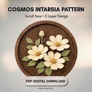 Könnte beinhalten: Cosmos Intarsia Muster für die Laubsägearbeit. Ein rundes Holzstück zeigt ein mehrschichtiges Design aus cremefarbenen Kosmosblüten mit gelben Zentren und grünen Blättern. Der Text "PDF DIGITAL DOWNLOAD" wird angezeigt.
