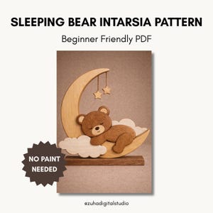 Puede incluir: Un oso de madera durmiendo en una luna creciente, con dos estrellas colgantes y una nube. El texto dice "SLEEPING BEAR INTARSIA PATTERN" y "Beginner Friendly PDF". La imagen también incluye el texto "NO PAINT NEEDED".