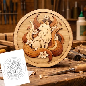 Puede incluir: Una pieza de arte de madera redonda con un detallado relieve de un zorro rodeado de llamas y flores estilizadas. El zorro es de color claro, sobre un fondo de madera en capas en tonos marrones y beige. Sobre una superficie de madera.