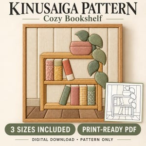 Può includere: Un modello Kinusaiga intitolato Cozy Bookshelf con una cornice in legno, una libreria con libri e una pianta in vaso. L'immagine include il testo KINUSAIGA PATTERN Cozy Bookshelf, 3 SIZES INCLUDED, PRINT-READY PDF, DIGITAL DOWNLOAD, PATTERN ONLY.