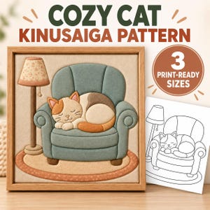 Könnte beinhalten: Ein Kinusaiga-Muster mit dem Titel COZY CAT KINUSAIGA PATTERN, das eine schlafende Glückskatze auf einem salbeigrünen Sessel neben einer Stehlampe zeigt. Das gerahmte Bild enthält einen beigen Teppich und ein weißes Blatt mit einer Skizze.