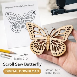 Puede incluir: Una mariposa de madera recortada, sostenida en una mano, con un patrón a juego en papel. La mariposa está hecha de madera de abedul báltico de 3 mm. El texto de la imagen dice "Scroll Saw Butterfly" y "Digital Download".