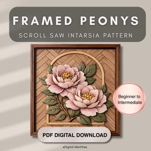 Puede incluir: Patrón de intarsia de madera enmarcado con dos peonías rosas y hojas verdes. La obra de arte se encuentra sobre un fondo de madera tejida dentro de un marco marrón oscuro. El texto incluye "FRAMED PEONYS" y "PDF DIGITAL DOWNLOAD".