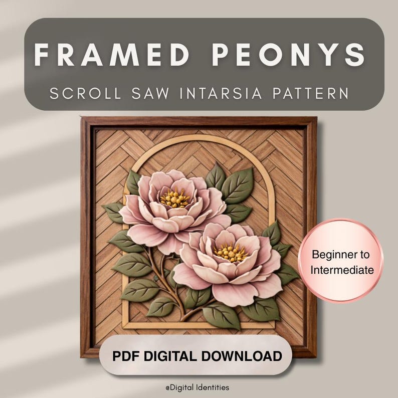 Peut inclure: Un motif d'intarsia en bois encadr&eacute; repr&eacute;sentant deux pivoines roses avec des feuilles vertes. L'&oelig;uvre est plac&eacute;e sur un fond en bois tiss&eacute; dans un cadre marron fonc&eacute;. Le texte comprend "FRAMED PEONYS", "SCROLL SAW INTARSIA PATTERN" et "PDF DIGITAL DOWNLOAD".
