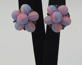 Pendientes vintage italianos de cristal satinado rosa lavanda con clip, estilo mediados de siglo.
