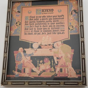 Könnte beinhalten: Gerahmter Vintage-Druck mit dem Gedicht "Friend" von Edgar A. Guest. Das Kunstwerk zeigt einen schwarzen Hintergrund mit einer farbenfrohen Illustration von zwei Männern in historischer Kleidung, einem Hund und einem Kamin. Der Rahmen ist silberfarben und hat ein dekoratives Muster.
