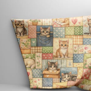 Pu&ograve; includere: Una trapunta patchwork con illustrazioni ad acquerello di gattini. La trapunta presenta quadrati color pastello con motivi floreali, a cuore e a pois. Alcuni gattini sono in tasche o scatole, creando un design affascinante.