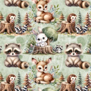 Può includere: Motivo ripetuto con creature del bosco su sfondo verde chiaro. Il design include cervi, procioni, ricci e un coniglio, insieme ad alberi e fogliame. Gli animali sono raffigurati in uno stile carino e cartoonesco.