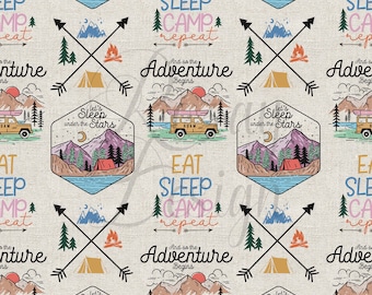 Może przedstawiać: Powtarzający się wzór z ilustracjami o tematyce kempingowej. Projekt zawiera strzały, namioty, góry, drzewa oraz frazy "Eat Sleep Camp Repeat" i "And so the Adventure Begins". Paleta kolorów obejmuje odcienie niebieskiego, zielonego, pomarańczowego i beżowego.