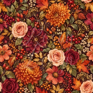 Könnte beinhalten: Ein nahtloses Muster mit einer dichten Anordnung herbstlicher Blumen, darunter orangefarbene Chrysanthemen, blassrosa Rosen und dunkelrote Dahlien, durchsetzt mit roten Beeren, goldenem Laub und kleinen weißen Wildblumen auf dunklem Grund.
