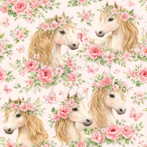 Puede incluir: Un patrón repetido con caballos blancos con melenas rubias fluidas, adornados con coronas de flores rosas. Los caballos están rodeados de rosas rosas, hojas verdes y mariposas rosas sobre un fondo rosa claro.