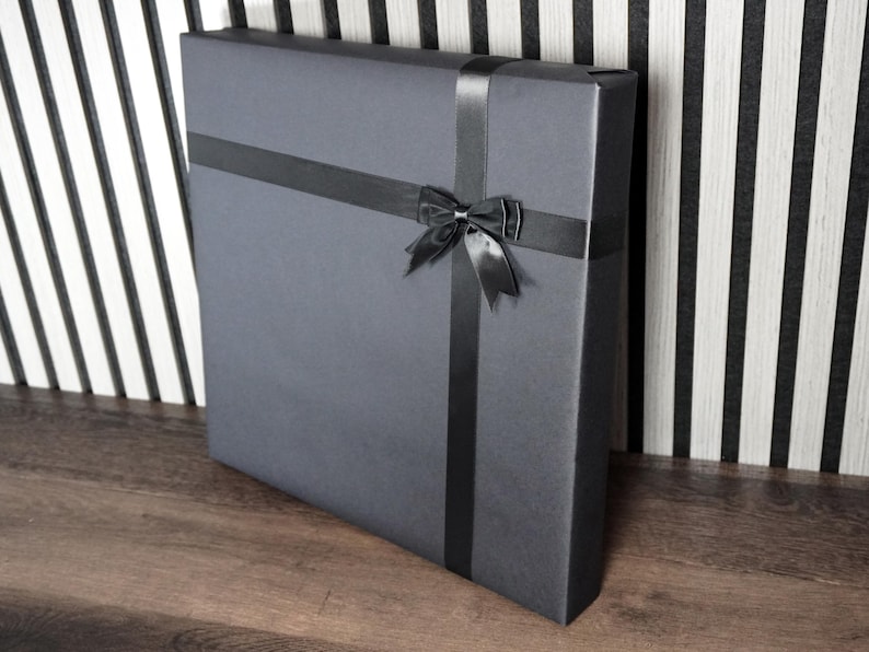 Luxury black presentation box with ribbon containing framed Game Boy wall art, ideal as a premium nostalgic gift for collectors – regalo retro, Retro-Gaming Geschenk, luxe gamer cadeau.