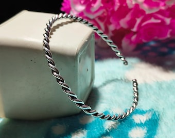 Minimalistiskt vridet silvermanschettarmband | Justerbart öppet armband | Handgjorda bohemiska smycken,