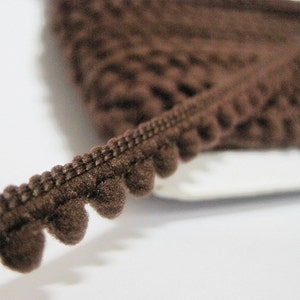 Guarnição de pom pom marrom de 5 jardas (tamanho do pom 0,5 cm), guarnição de mini pom pom, guarnição marrom, pom pom, guarnições por atacado, pompom marrom escuro, lote de acabamento