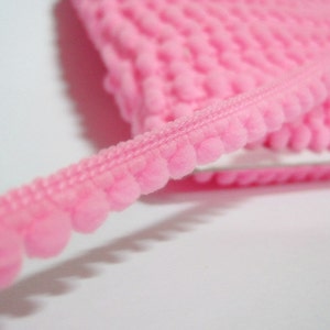 Guarnição de pom pom rosa de 5 jardas (tamanho do pom 0,5 cm), guarnição de mini pom pom, guarnição rosa, pom pom, guarnições de atacado, rosa, lote de acabamento, franja de pom pom rosa