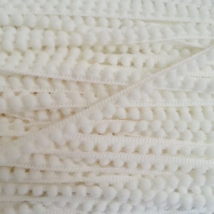 Guarnição mini pom pom de 5 jardas, branco sujo (tamanho do pom 0,5 cm), guarnição de pom pom, guarnição branca, guarnição de pom pom branco, guarnição de atacado, pompons, guarnição de pompom