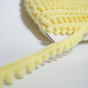 Guarnição mini pom pom de 5 jardas, amarelo claro (tamanho do pom 0,5 cm), guarnição de pom pom, guarnição amarela, guarnição de pom pom amarelo, guarnições de atacado, amarelo, lote de acabamento