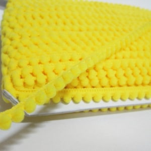 Guarnição mini pom pom de 5 jardas, amarelo brilhante (tamanho do pom 0,5 cm), guarnição de pom pom, guarnição de pom pom amarelo, guarnição amarela, guarnições por atacado, lote de guarnição, poms