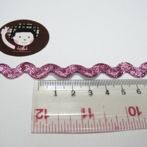 Peut inclure: Garniture ondul&eacute;e rose avec un &eacute;clat m&eacute;tallique, mesurant environ 20 cm de long.