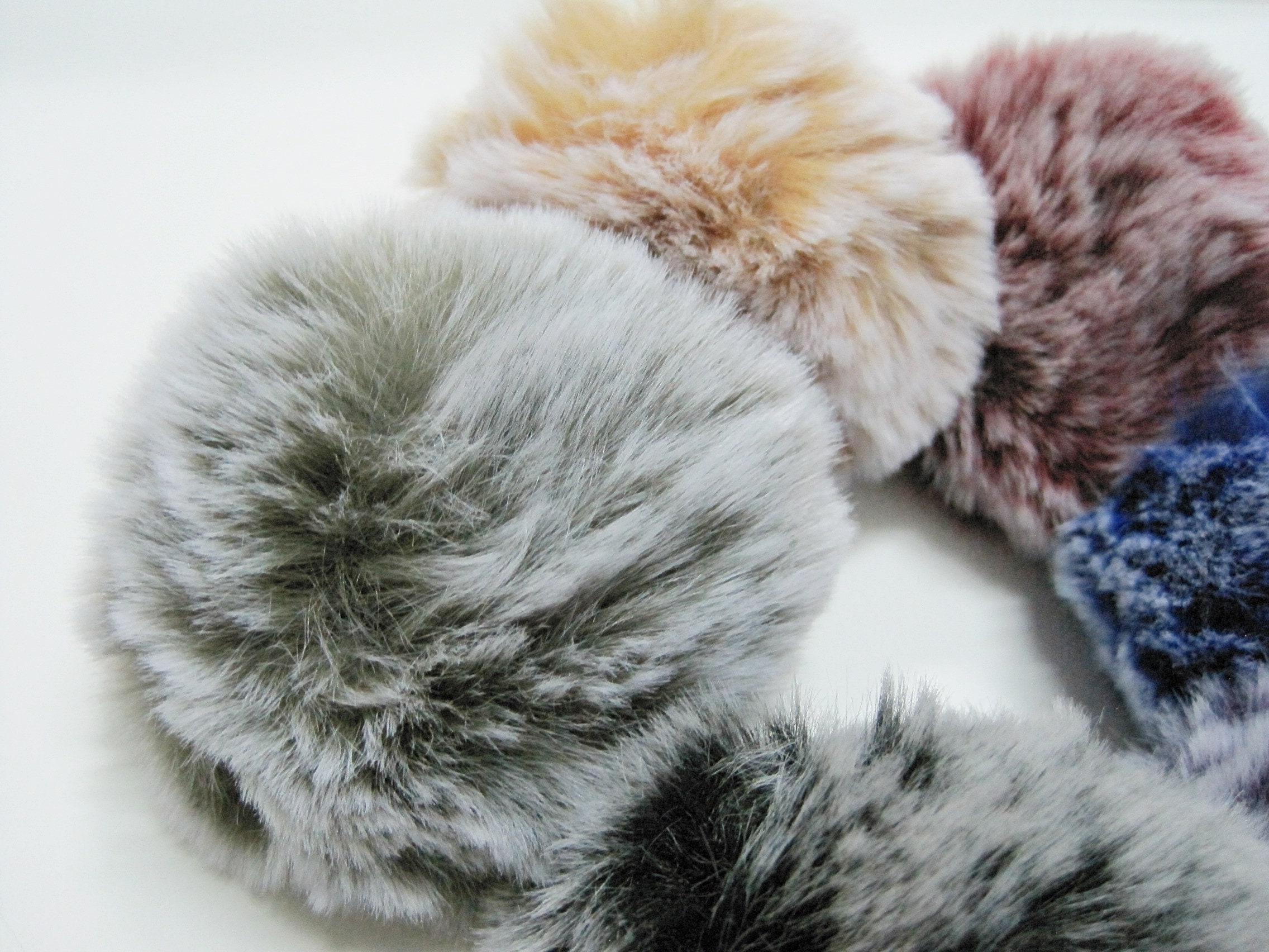 13 Colours to Choose From White Pompom Faux Fur Size 6 cm
