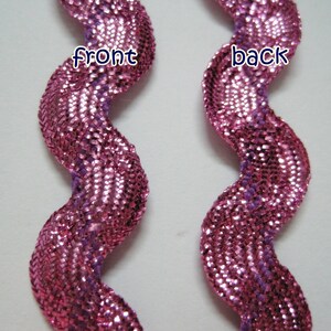 Peut inclure: Garniture m&eacute;tallique rose avec un motif ondul&eacute; en zigzag. La garniture est pr&eacute;sent&eacute;e de face et de dos, montrant les diff&eacute;rentes textures du tissu.