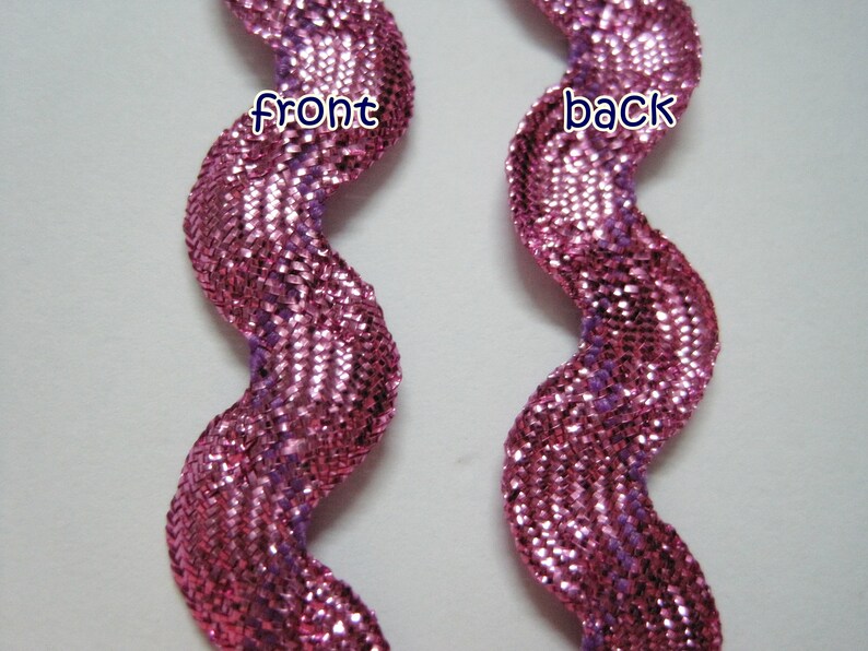 Peut inclure: Garniture m&eacute;tallique rose avec un motif ondul&eacute; en zigzag. La garniture est pr&eacute;sent&eacute;e de face et de dos, montrant les diff&eacute;rentes textures du tissu.