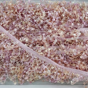 Puede incluir: Borde de flecos esponjoso de color rosa y crema con un acabado brillante. El borde est&aacute; hecho de un material suave y delicado y tiene un borde deshilachado.
