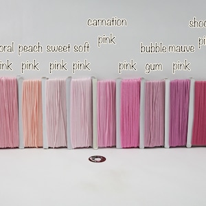 Puede incluir: Una colección de 10 carretes de hilo de bordar en varios tonos de rosa, incluyendo rosa, coral, melocotón, rosa suave, rosa clavel, rosa chicle, rosa malva, rosa impactante y rosa caliente.