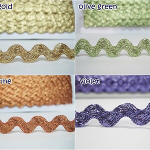 Peut inclure: Quatre &eacute;chantillons de garniture m&eacute;tallique &agrave; bord ondul&eacute;. La garniture est pr&eacute;sent&eacute;e en or clair, vert olive, tangerine et violet.