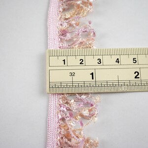 Puede incluir: Borde de flecos rosa y melocot&oacute;n con una regla que mide 1 pulgada (2,5 cm) de largo.