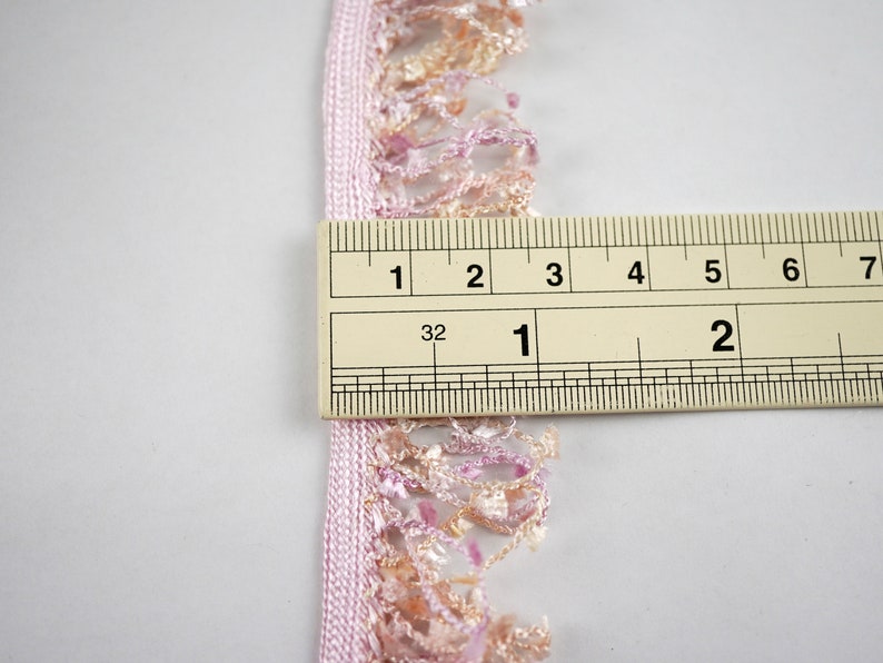 Puede incluir: Borde de flecos rosa y melocot&oacute;n con una regla que mide 1 pulgada (2,5 cm) de largo.