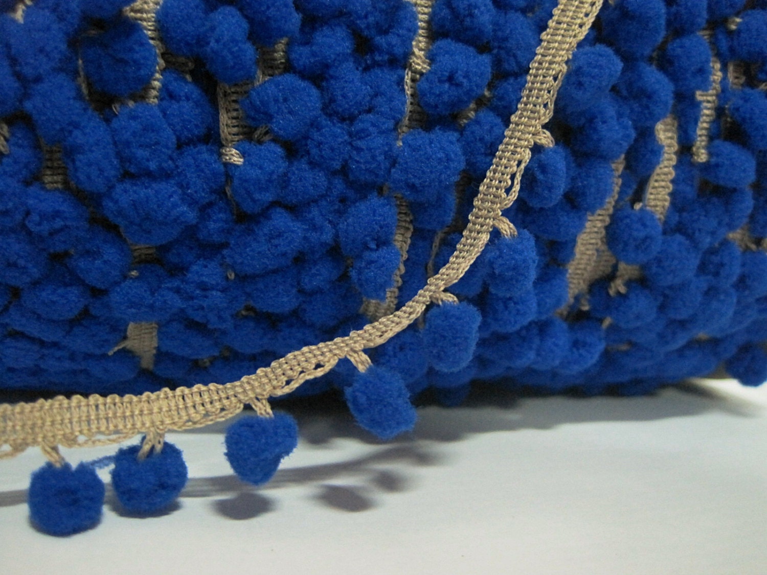 Mini pompon bleu azur de 5 mètres avec bordure gris chaud, bordure mini pompon, bordure pompon bleu, bordures en gros, franges à pompons bleus, bordur