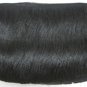 Puede incluir: Borde de flecos negro con una textura suave y sedosa. Los flecos tienen aproximadamente 2,5 cm de largo.