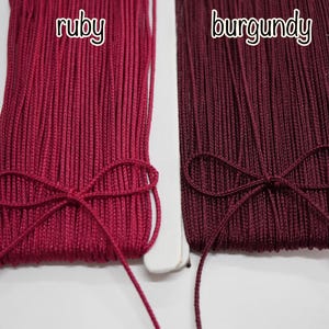 5 yards 1,5 mm. Röd glänsande rörfläta, rörformigt garn, rörfläta, glänsande snöre, smyckesnöre, silkeslent snöre, rörformigt flätat snöre, vinröd