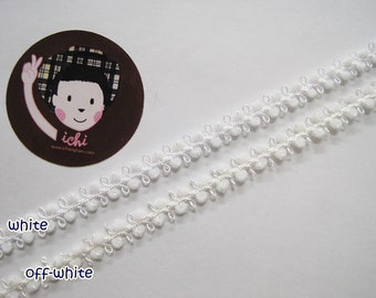 Adorno de pompón pequeño de 5 yardas y 1/4" de color blanco