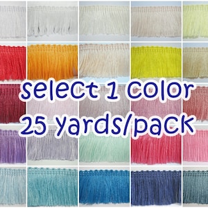 Könnte beinhalten: Eine Collage aus 25 verschiedenen Farben von Fransenbesatz, jede Farbe wird in einem 2,5 cm breiten Streifen gezeigt. Der Text "Wählen Sie 1 Farbe" und "25 Yards/Packung" wird in der Mitte des Bildes angezeigt.