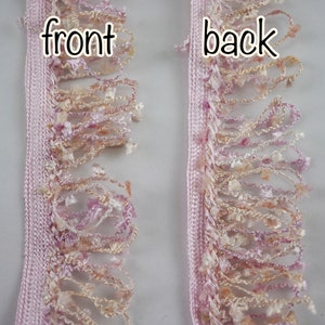 Puede incluir: Borde rosa con flecos de hilos rosas, beige y blancos. El borde se muestra desde el frente y la parte posterior. "front" y "back" est&aacute;n etiquetados en la imagen.