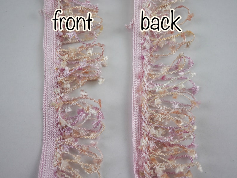 Puede incluir: Borde rosa con flecos de hilos rosas, beige y blancos. El borde se muestra desde el frente y la parte posterior. "front" y "back" est&aacute;n etiquetados en la imagen.