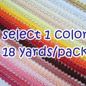 Puede incluir: Una variedad de colores de ribete decorativo con un borde festoneado. El ribete está dispuesto en filas y el texto "select 1 color 18 yards/pack" está superpuesto en la imagen.