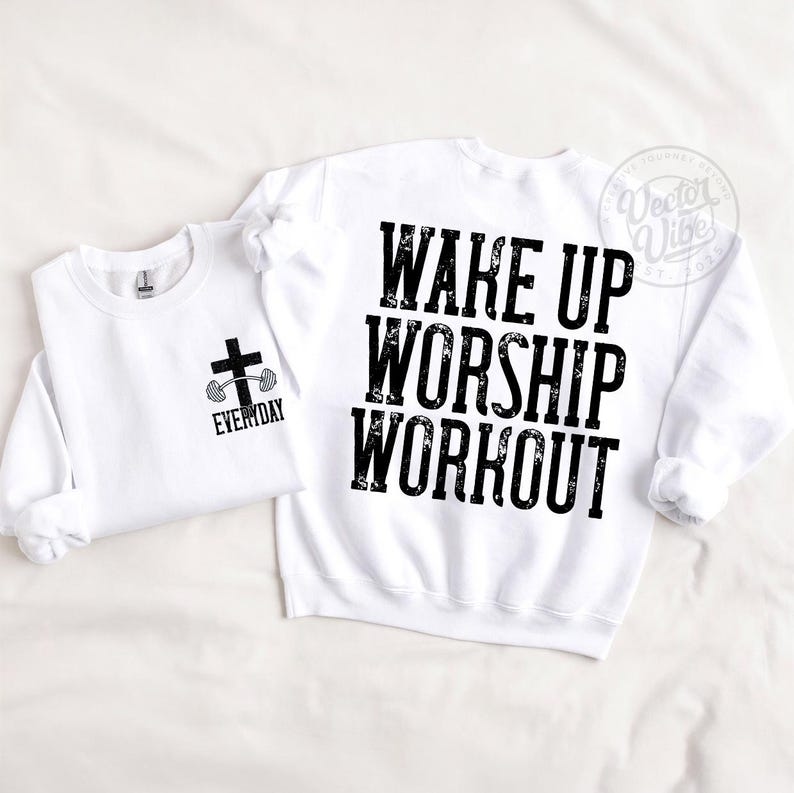 Puede incluir: Dos sudaderas blancas con texto negro. Una dice "WAKE UP WORSHIP WORKOUT". La otra tiene una cruz con una barra y la palabra "EVERYDAY". Las sudaderas est&aacute;n sobre un fondo blanco.