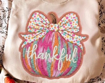 Zucca del ringraziamento all'uncinetto con filato alla moda in formato PNG, zucca patchwork colorata all'uncinetto con fiocco a pois, design a sublimazione per il Ringraziamento autunnale