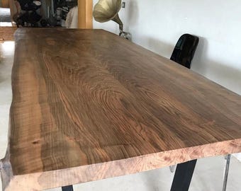 Mesa de comedor de nogal con borde natural, madera maciza, muebles rústicos modernos hechos a mano.