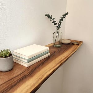 Estante flotante de nogal con soporte, estantes de madera a medida, estilo bohemio rústico con borde natural.