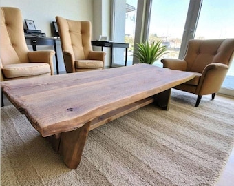 Tavolino da caffè in rovere di recupero con bordo naturale, realizzato a mano – Elemento centrale rustico in stile country.