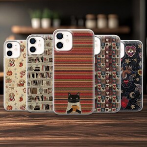 Op de afbeelding: Een verzameling van vijf telefoonhoesjes met verschillende ontwerpen. Eén hoesje heeft een patroon van puppy's en kerstversieringen. Een ander toont een boekenplankontwerp. Het derde hoesje heeft een gestreept patroon met een kat die een mok vasthoudt. De andere twee hoesjes hebben hart- en hemelse ontwerpen.