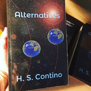 Puede incluir: Un libro titulado "Alternatives" de H.S. Contino. La portada presenta un fondo oscuro con un diseño estrellado, dos ilustraciones del planeta Tierra azul y el título en azul claro. Líneas rojas arquean alrededor de los planetas.