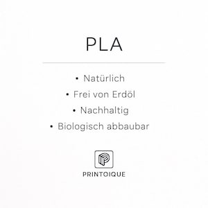 Puede incluir: Un gr&aacute;fico informativo blanco con el texto PLA en la parte superior, seguido de una l&iacute;nea horizontal y una lista con vi&ntilde;etas en alem&aacute;n: Naturlich, Frei von Erd&ouml;l, Nachhaltig y Biologisch abbaubar. El logotipo de Printoique est&aacute; abajo.