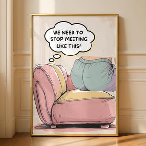 Op de afbeelding: Een ingelijste kunstdruk met een cartoonillustratie van een persoon op een roze en gele bank. De persoon draagt een lichtblauwe korte broek. Een denkbeeldige tekstballon erboven zegt: "WE NEED TO STOP MEETING LIKE THIS!"