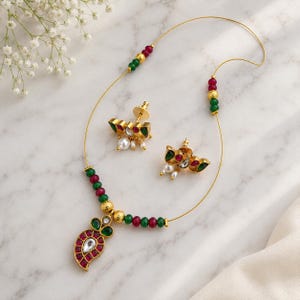 Set di collana Kundan, gioielli da sposa indiani, girocollo con rubini e smeraldi e orecchini, gioielli fatti a mano placcati in oro, regalo per damigella d'onore.